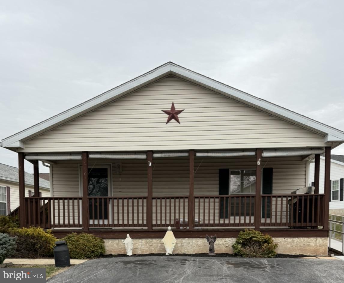 Front of home w/huge covered porch