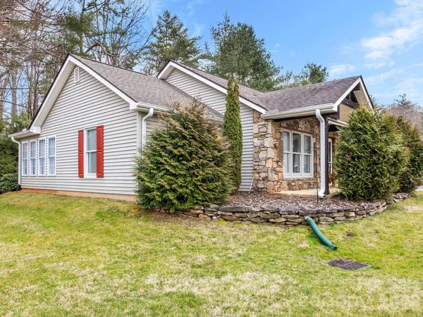 a view of house with backyard and tree