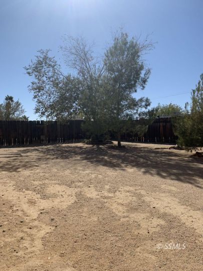 345 South Fountain Street Ridgecrest, CA 93555 - Photo 22 of 24 a backyard of a house