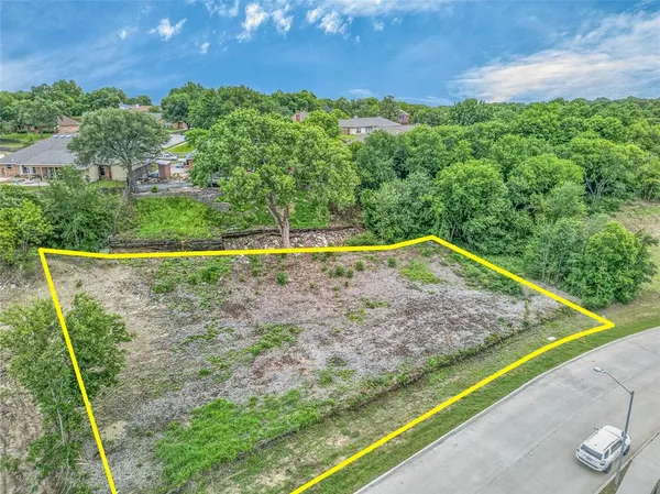 $220,000 | 738 Sterling Drive, Benbrook, TX 76126