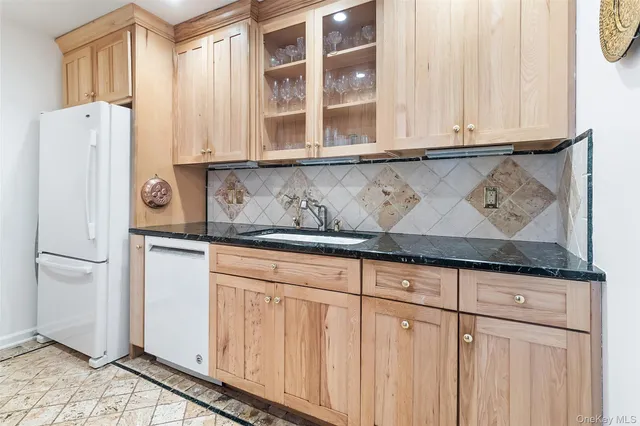 $585,000 | 341 Furnace Dock Road, Unit 1, Cortlandt Manor, NY 10567