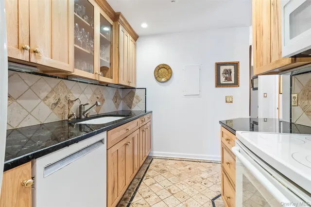 $585,000 | 341 Furnace Dock Road, Unit 1, Cortlandt Manor, NY 10567