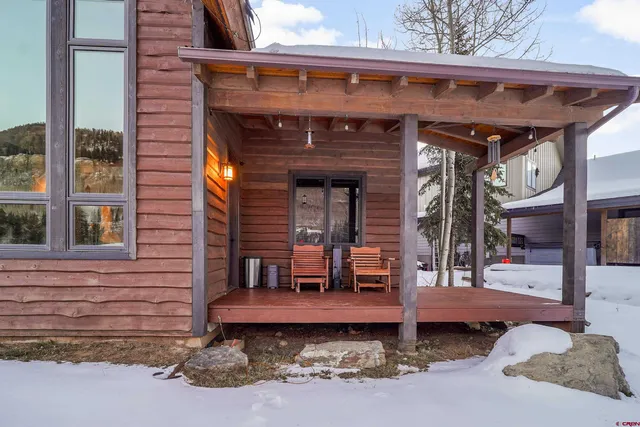 a view of a front door and outdoor space