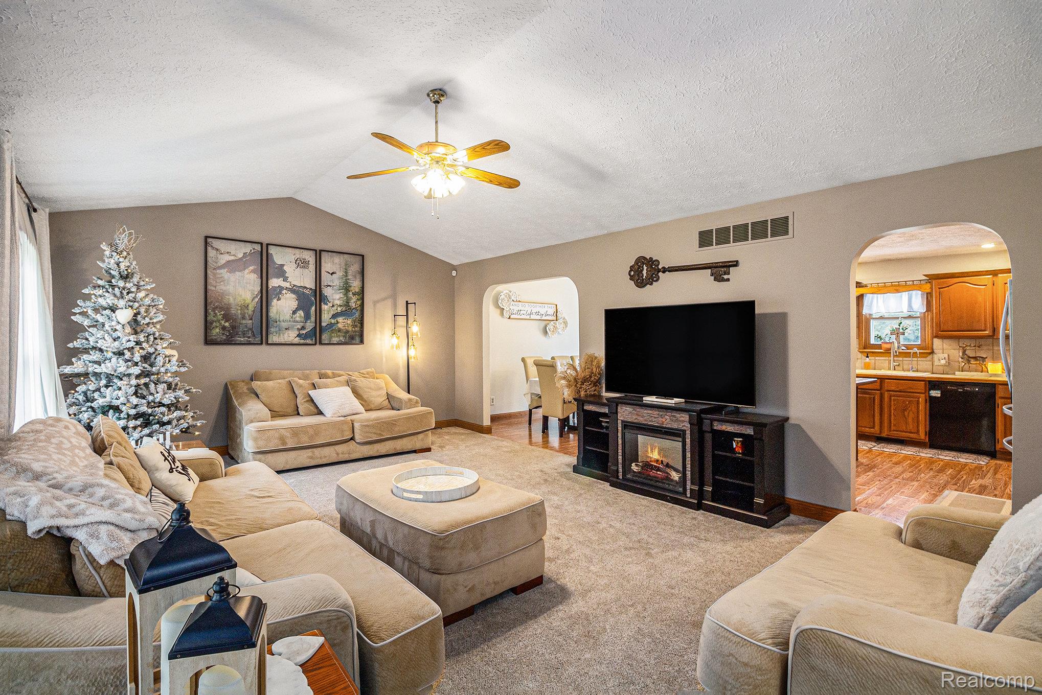 4915 Bell Oak Road East Webberville, MI 48892 - Photo 5 of 27 2c - Living Room.jpg