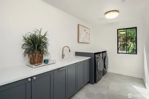 $2,589,000 | 12416 Northeast 72nd Street, Kirkland, WA 98033