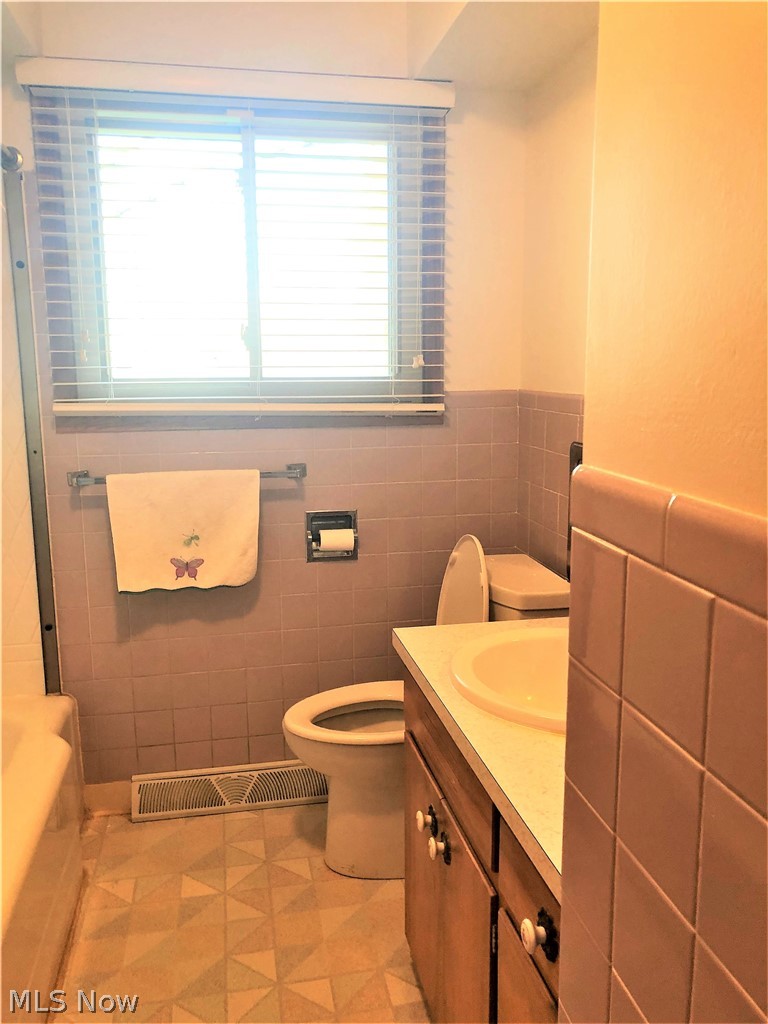 587 West Nimisila Road Akron, OH 44319 - Photo 17 of 35 Looking into full bath with shower/ tub combo.
