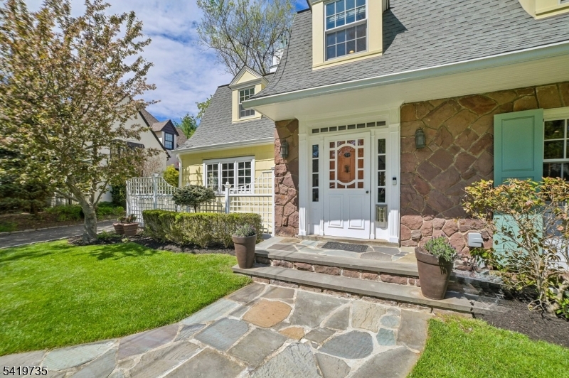 11 Hawthorne Road Short Hills, NJ 07078 - Photo 2 of 40