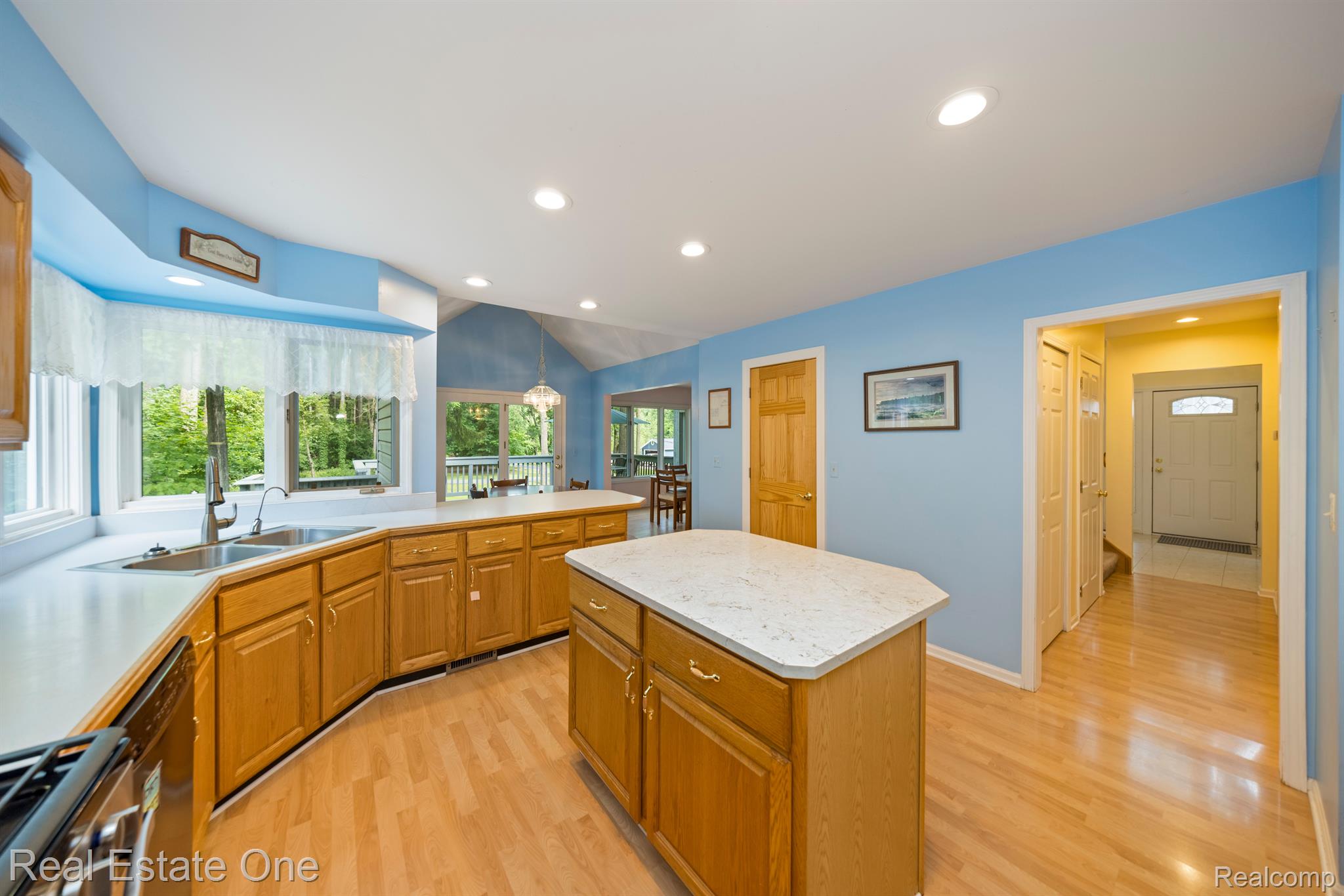 2520 South Commerce Road Walled Lake, MI 48390 - Photo 11 of 56 Corner sink