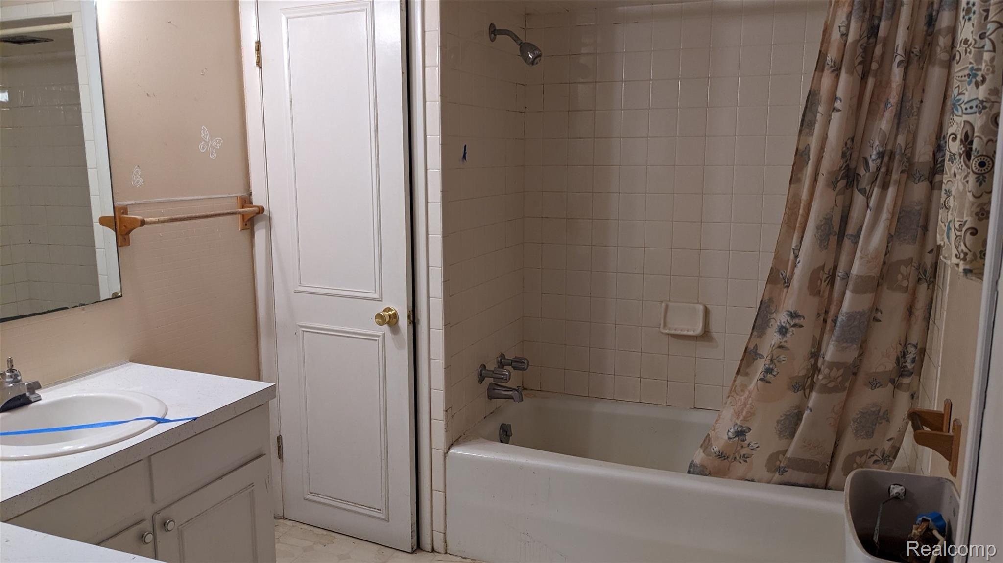 2318 Vandekarr Road Owosso, MI 48867 - Photo 19 of 28 BATH