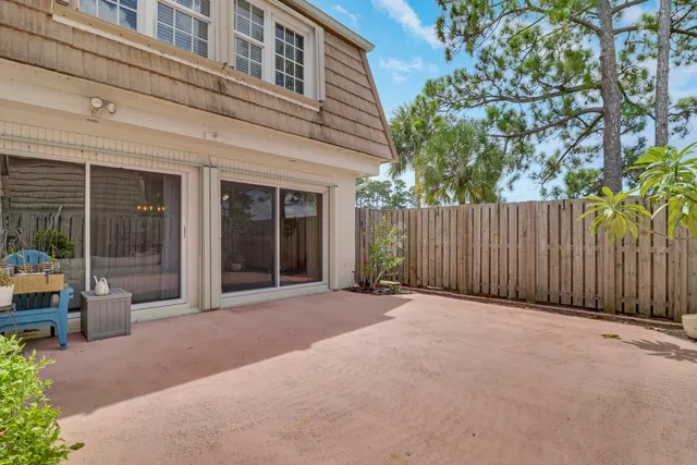 a view of a house with backyard and porch