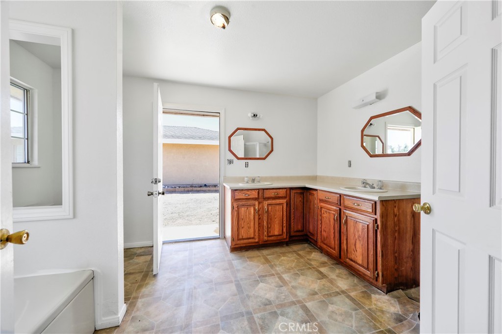2837 Sequoia Road Pinon Hills, CA 92371 - Photo 31 of 52 Primary bath
