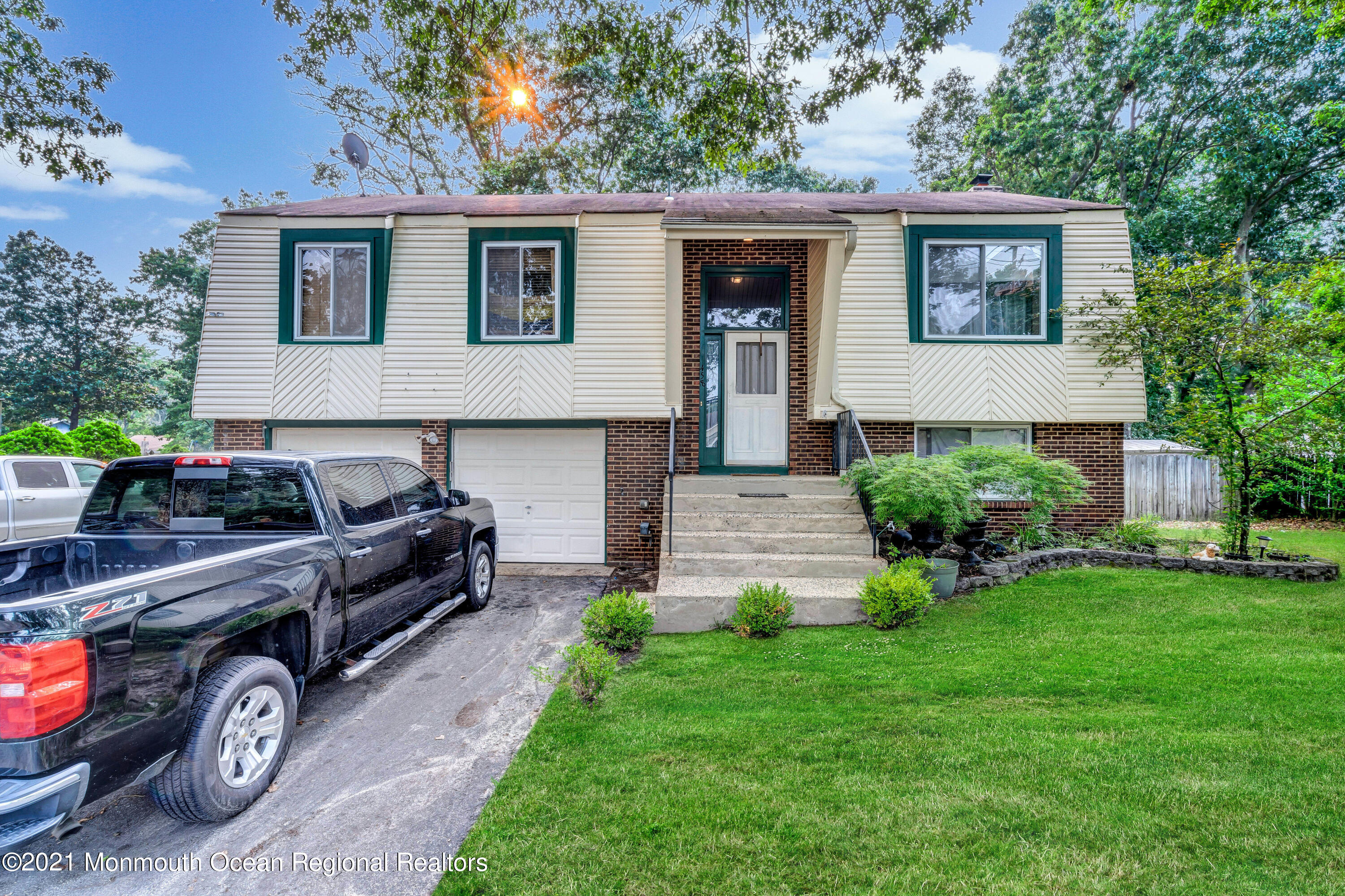 458 Brewers Bridge Road Jackson, NJ 08527 - Photo 3 of 27 a front view of a house with garden