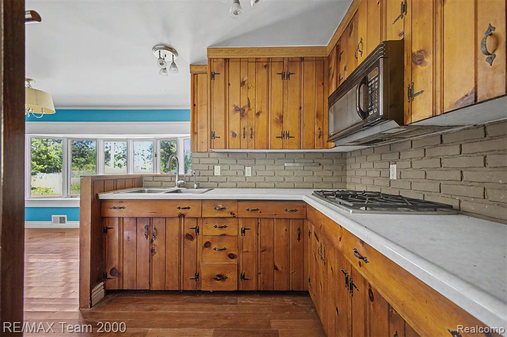 2145 Oakville Waltz Road New Boston, MI 48164 - Photo 13 of 56