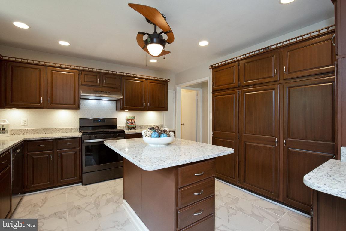 6419 Rivington Road Springfield, VA 22152 - Photo 6 of 37 Gallery Image 6