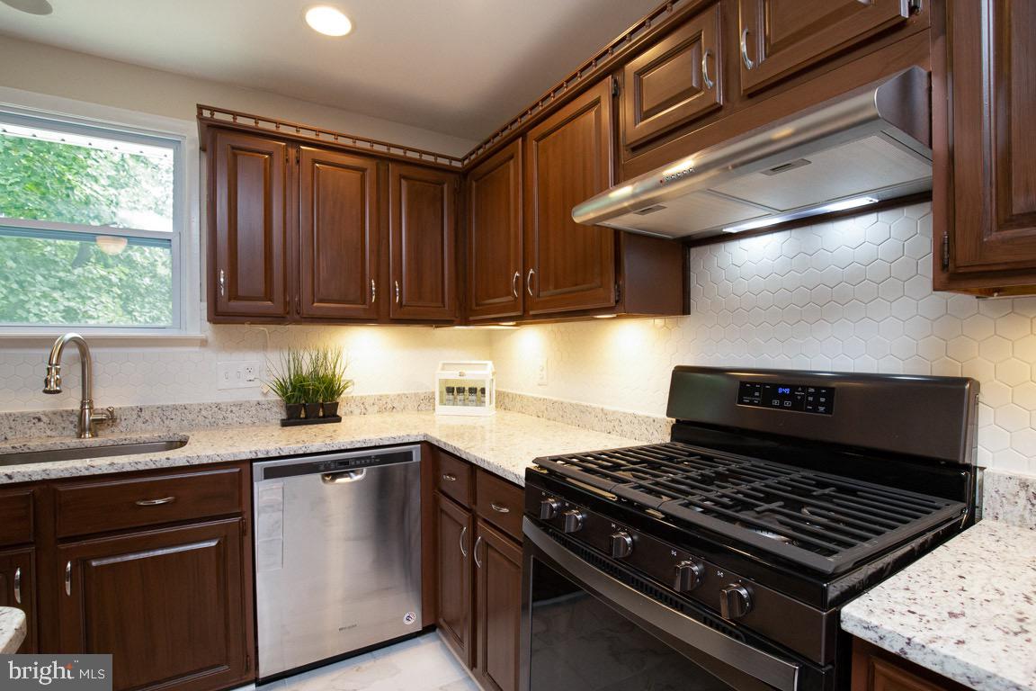 6419 Rivington Road Springfield, VA 22152 - Photo 7 of 37 Gallery Image 7
