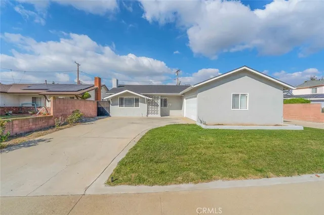 a view of a house with backyard and garden