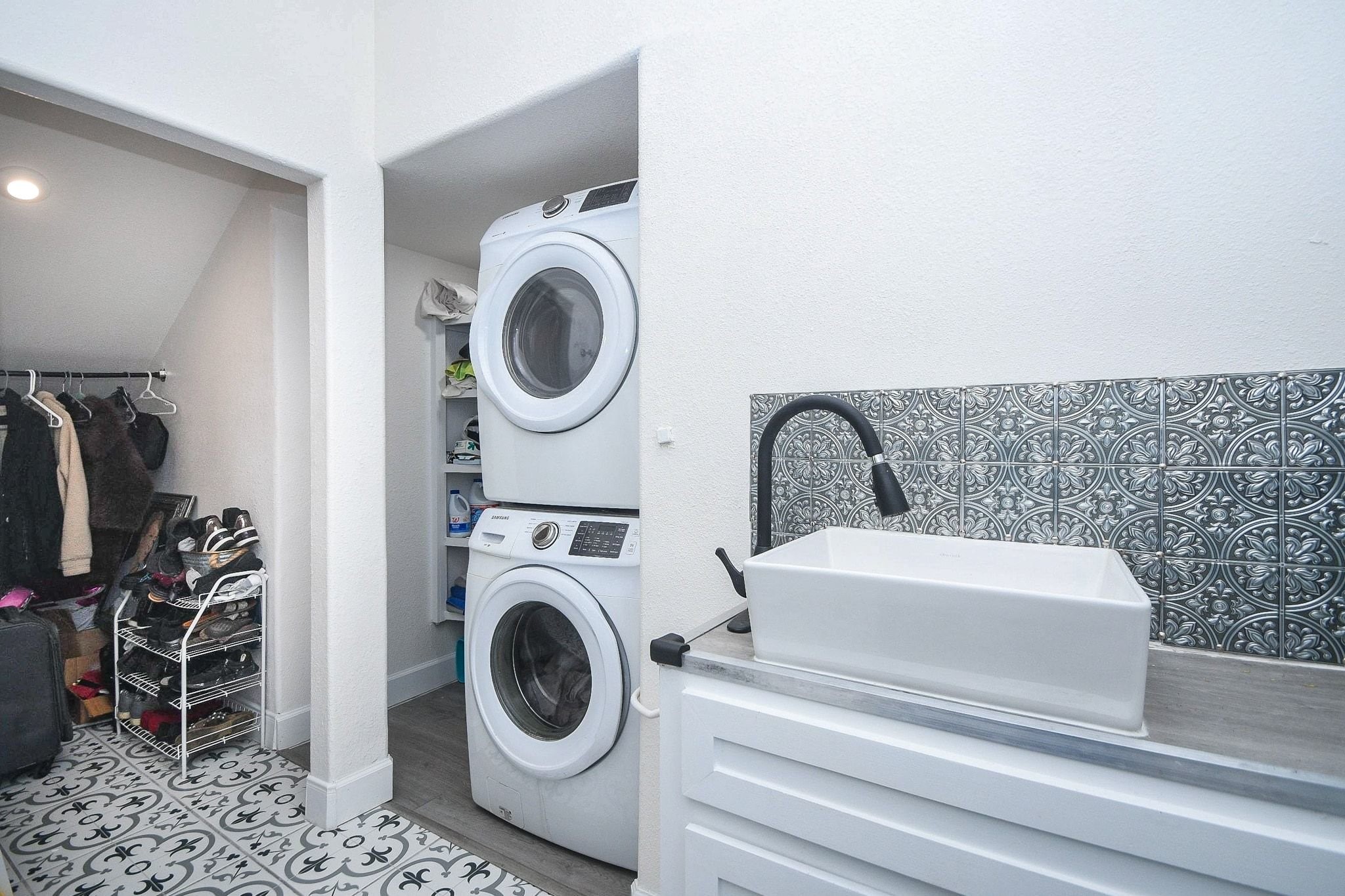 614 West 28th Street Houston, TX 77008 - Photo 25 of 25 Spacious laundry room with lots of storage space!