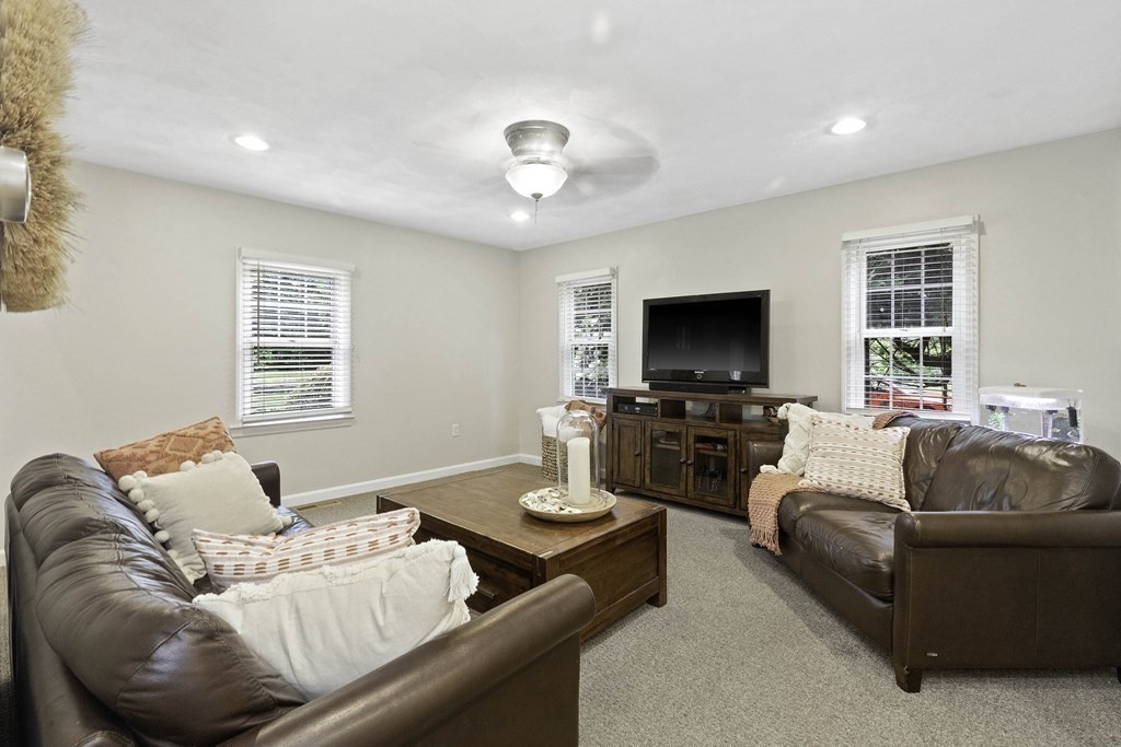 26 Pemberton Road Topsfield, MA 01983 - Photo 4 of 39