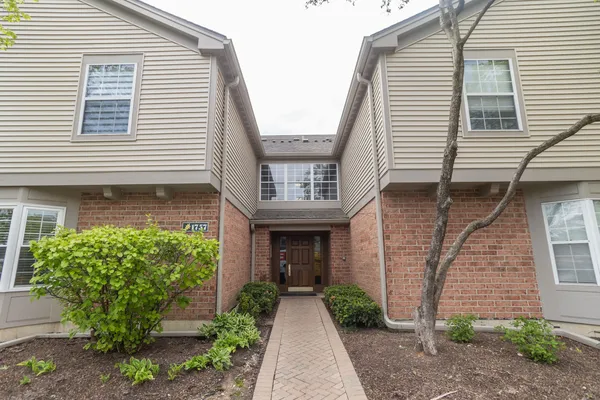 $219,900 | 1757 Eastwood Court, Unit 1, Schaumburg, IL 60195