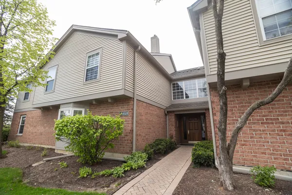 $219,900 | 1757 Eastwood Court, Unit 1, Schaumburg, IL 60195