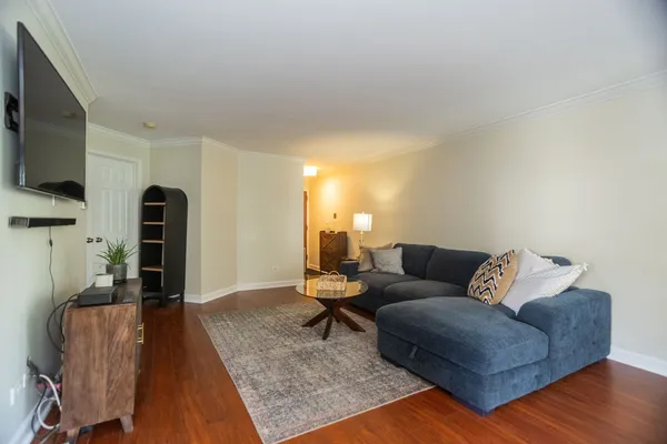 $219,900 | 1757 Eastwood Court, Unit 1, Schaumburg, IL 60195