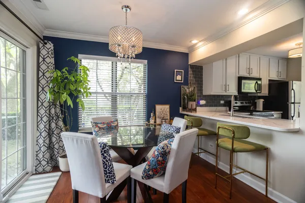 $219,900 | 1757 Eastwood Court, Unit 1, Schaumburg, IL 60195