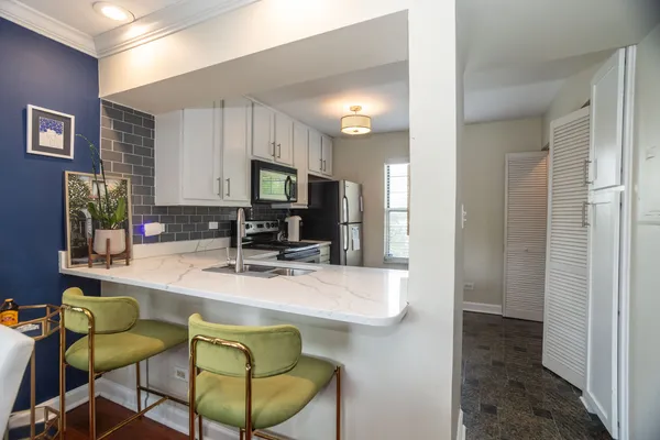$219,900 | 1757 Eastwood Court, Unit 1, Schaumburg, IL 60195