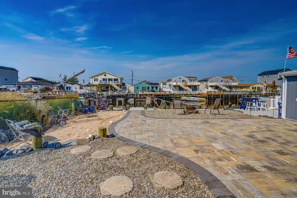 a view of a houses with a yard