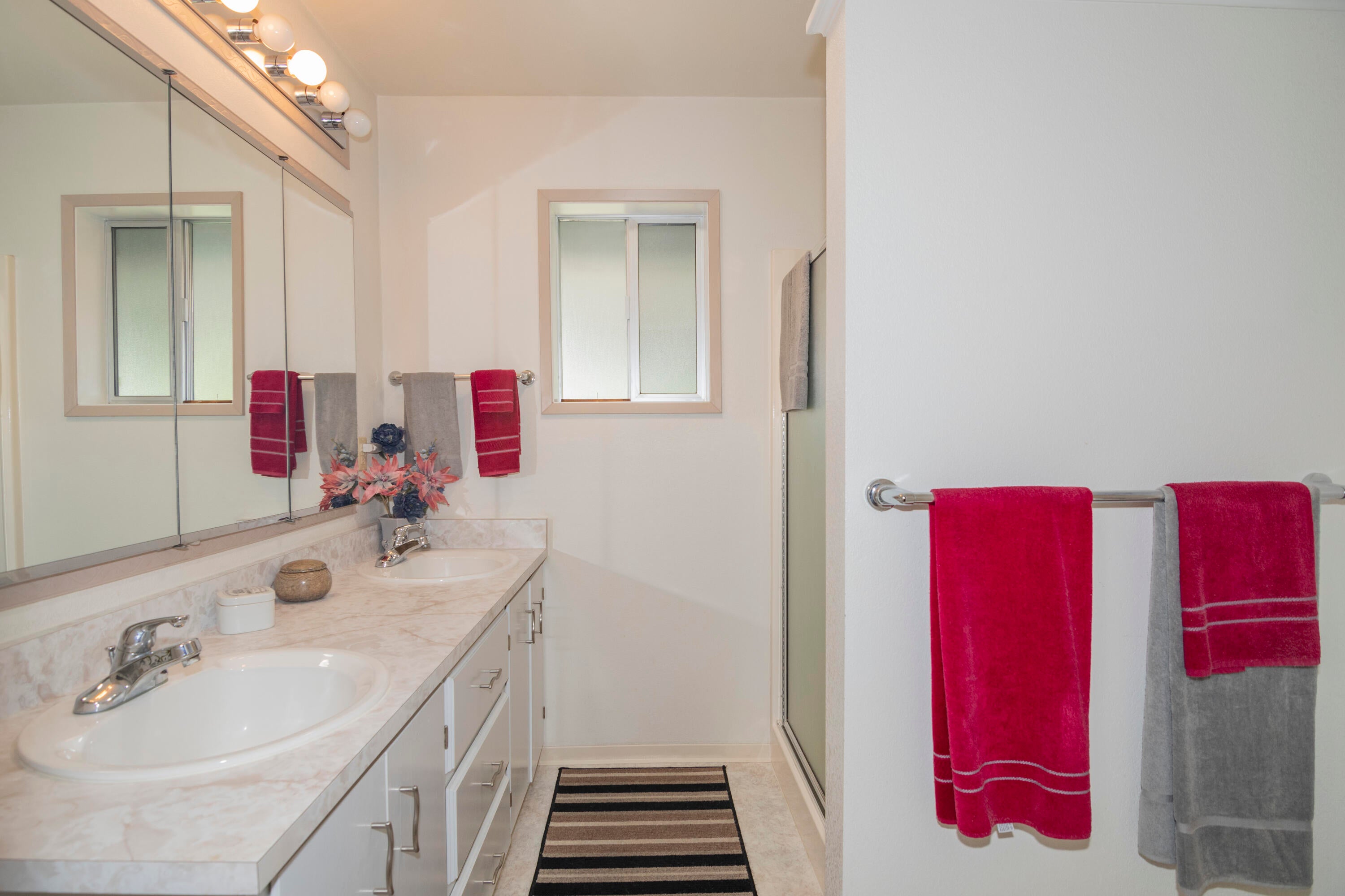 1728 Minear Road Medford, OR 97501 - Photo 22 of 68 Primary Bath