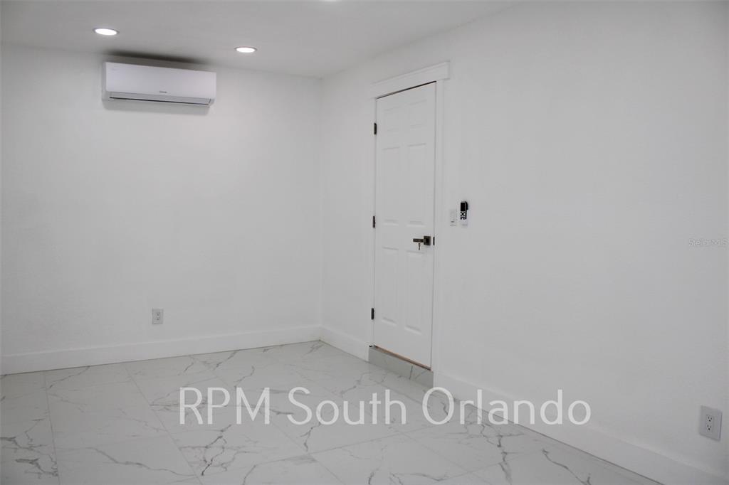 1245 North Pine Hills Road Orlando, FL 32808 - Photo 5 of 14 a view of room