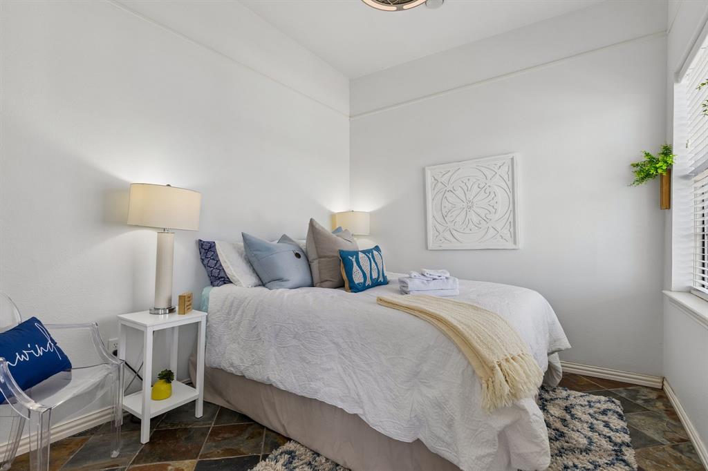 41 White Oak Road Gainesville, TX 76240 - Photo 24 of 40 a bed room with a bed and a lamp