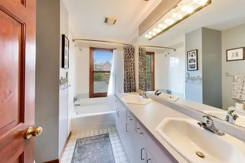 $899,000 | 124 Lockerbie Lane, Wilmette, IL 60091