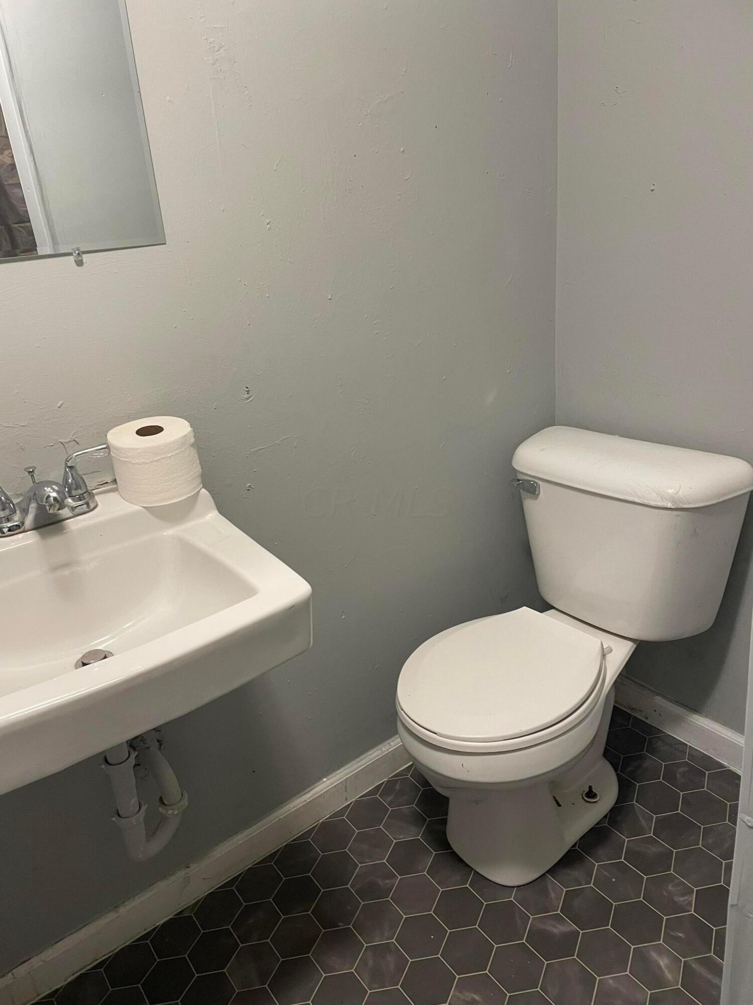 2074 East Cooke Road Columbus, OH 43224 - Photo 16 of 17 Bath