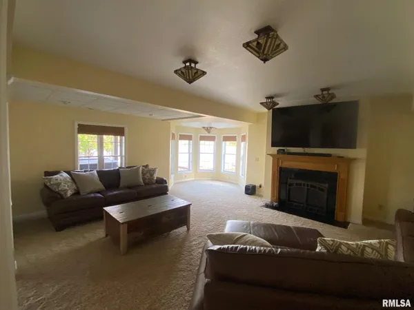 $699,900 | 2419 Eastwood Drive, Taylorville, IL 62568