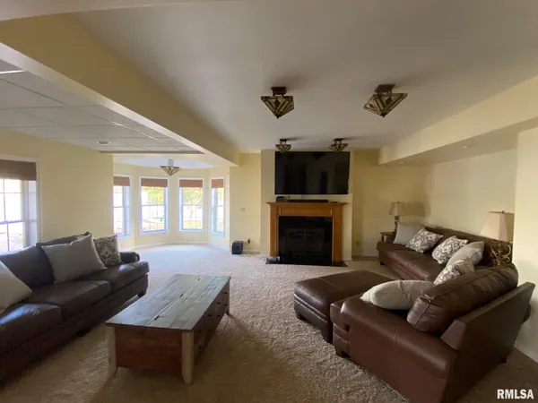 $699,900 | 2419 Eastwood Drive, Taylorville, IL 62568