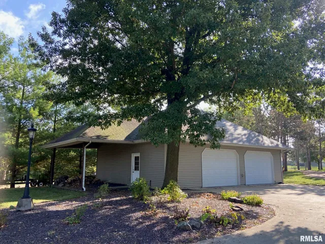 $699,900 | 2419 Eastwood Drive, Taylorville, IL 62568