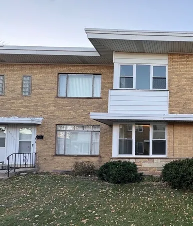 $2,550 | 4912 Crain Street, Unit B, Skokie, IL 60077