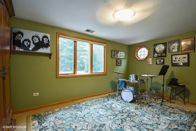 1750 Banbury Road Inverness, IL 60067 - Photo 18 of 31 a living room with furniture and a window