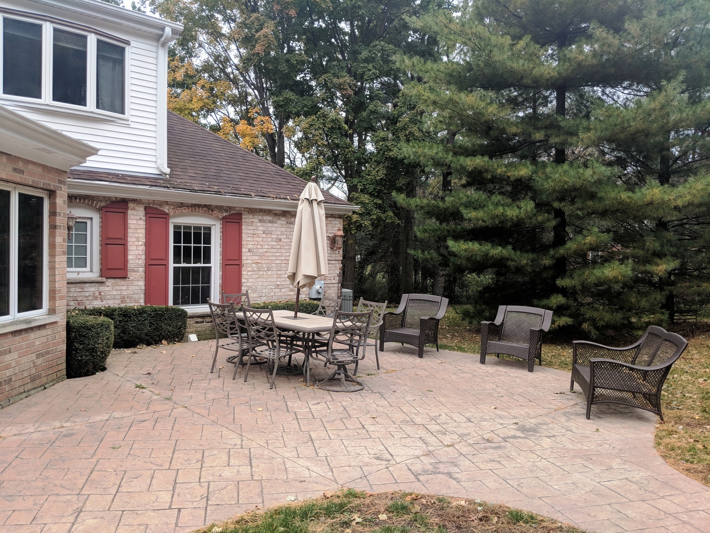 1750 Banbury Road Inverness, IL 60067 - Photo 23 of 31 a view of backyard with outdoor seating and plants