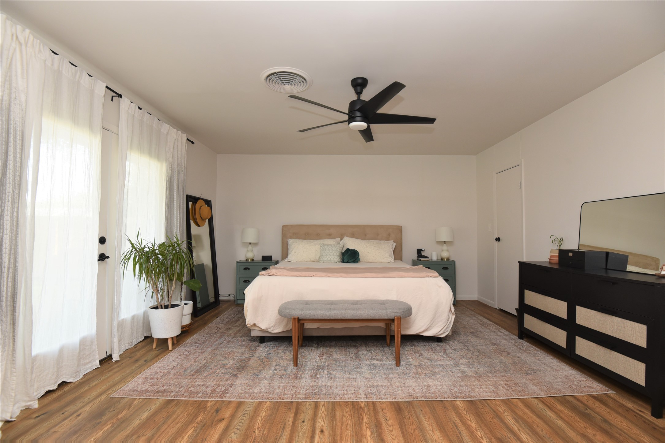 101 North Upton Avenue Schulenburg, TX 78956 - Photo 8 of 15 a bedroom with a bed lamp and a potted plant