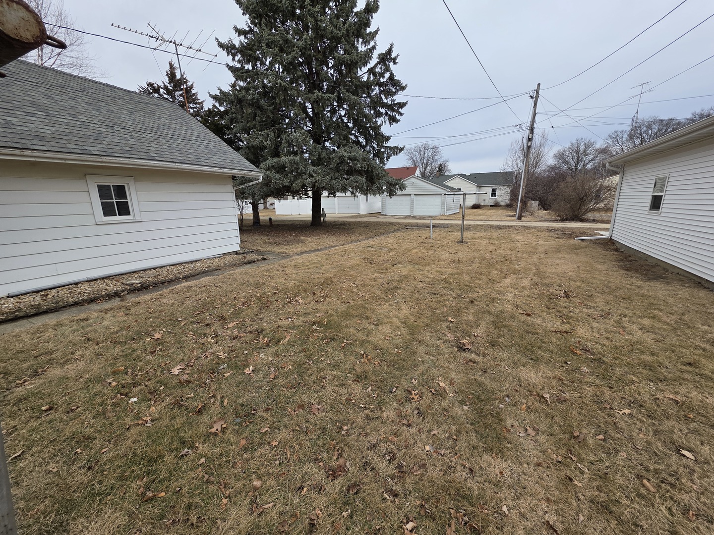 312 East 11th Street Sterling, IL 61081 - Photo 4 of 21 a view of backyard of house