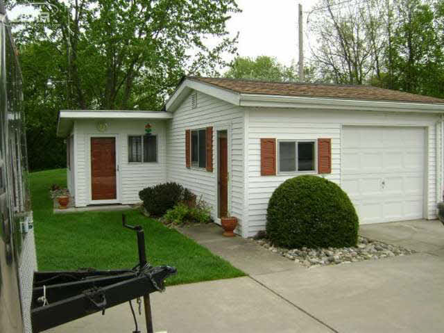 1090 North Genesee Road Burton, MI 48509 - Photo 3 of 9 20437918-2.JPG
