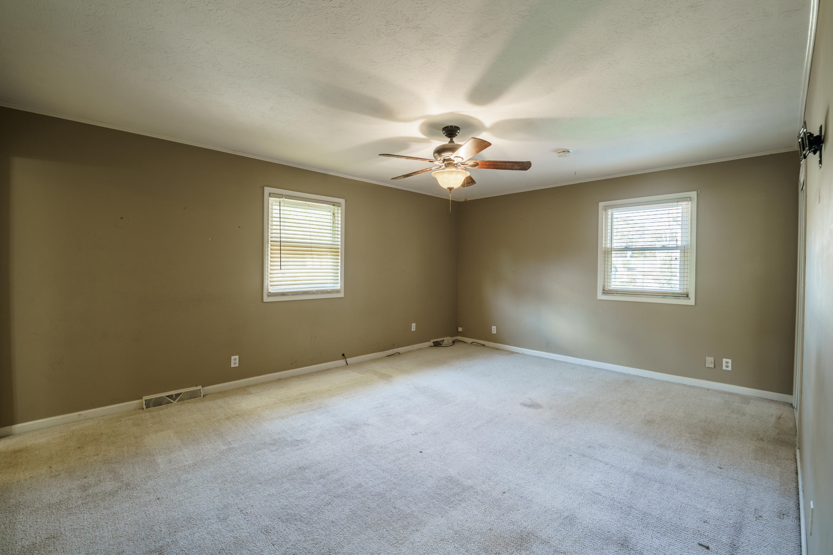 12 Windhaven Lane Oak Ridge, TN 37830 - Photo 4 of 16 master bed