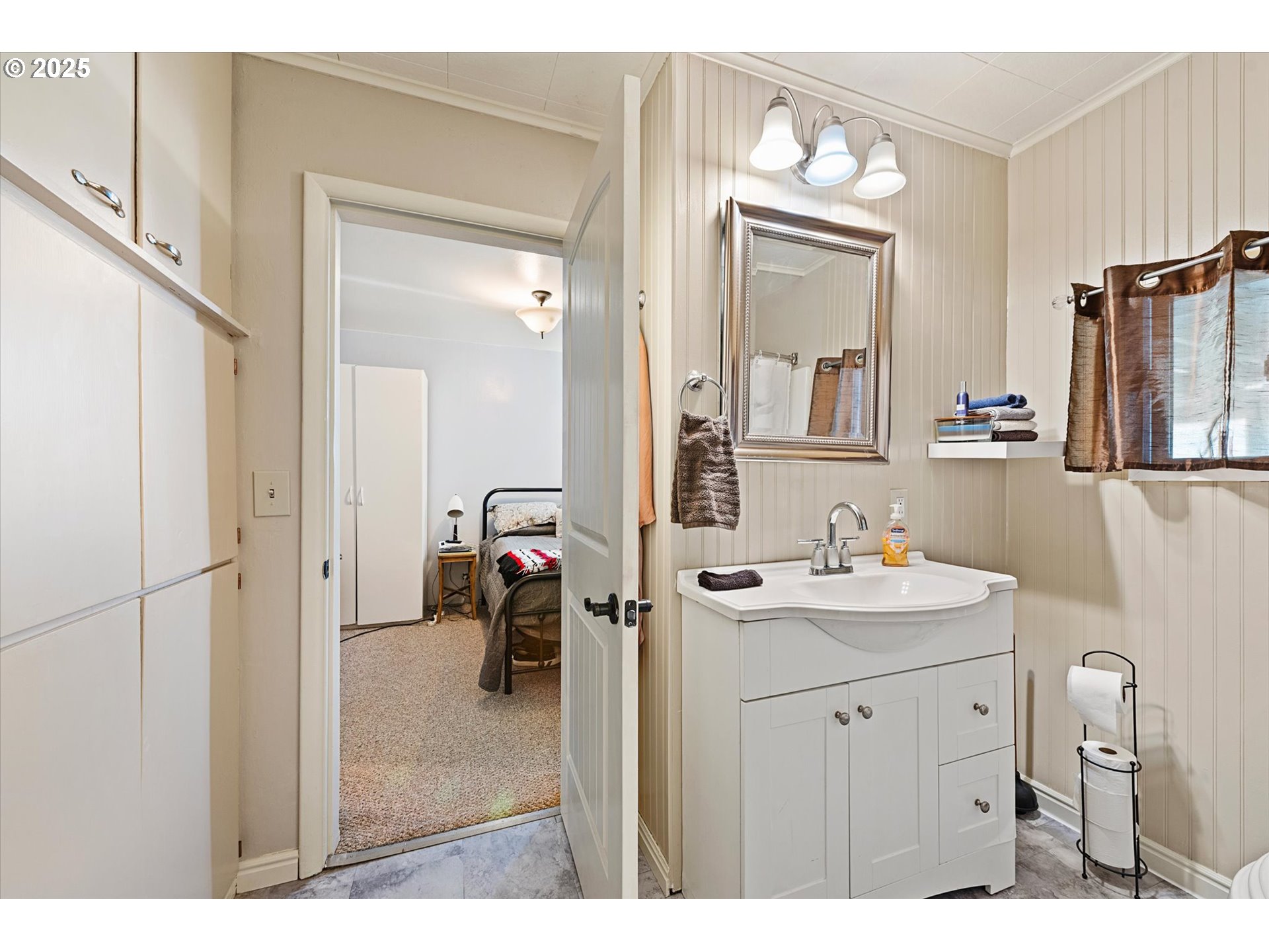 2420 9th Street Baker City, OR 97814 - Photo 19 of 47 a en suite bathroom with a sink mirror and toilet