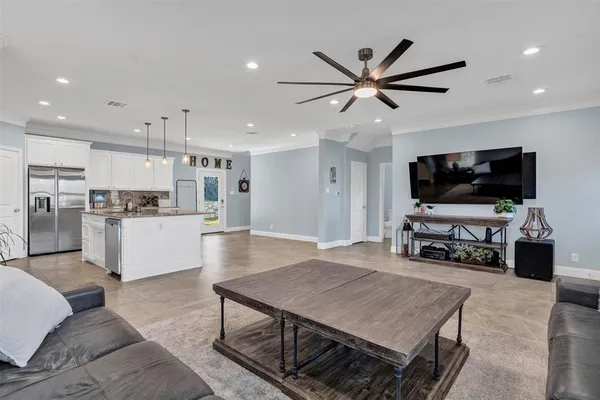 $2,900 | 721 Rock Harbor Court, Granbury, TX 76048