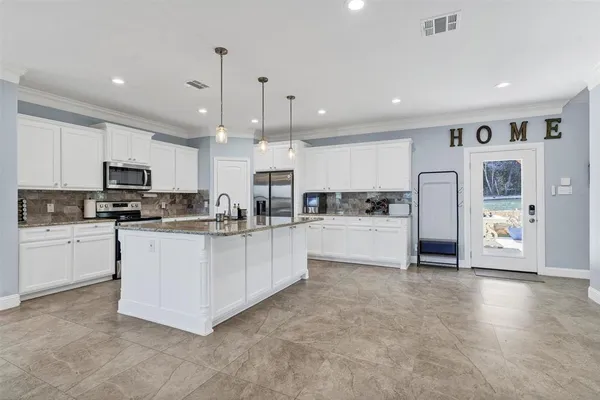 $2,900 | 721 Rock Harbor Court, Granbury, TX 76048