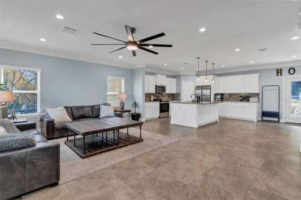 $2,900 | 721 Rock Harbor Court, Granbury, TX 76048