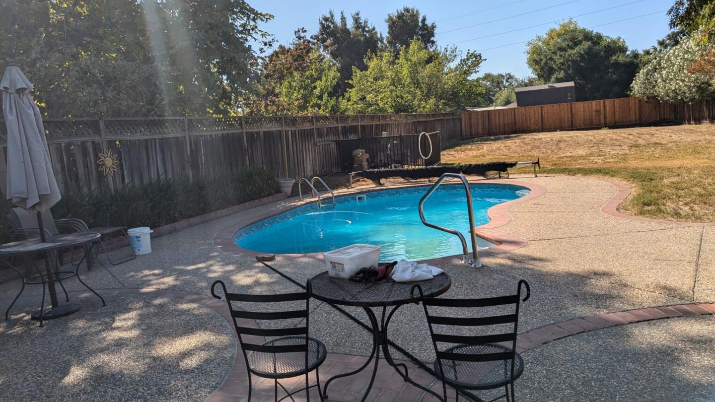 943 Riverside Drive San Jose, CA 95125 - Photo 13 of 13 a view of a chairs and table in the patio