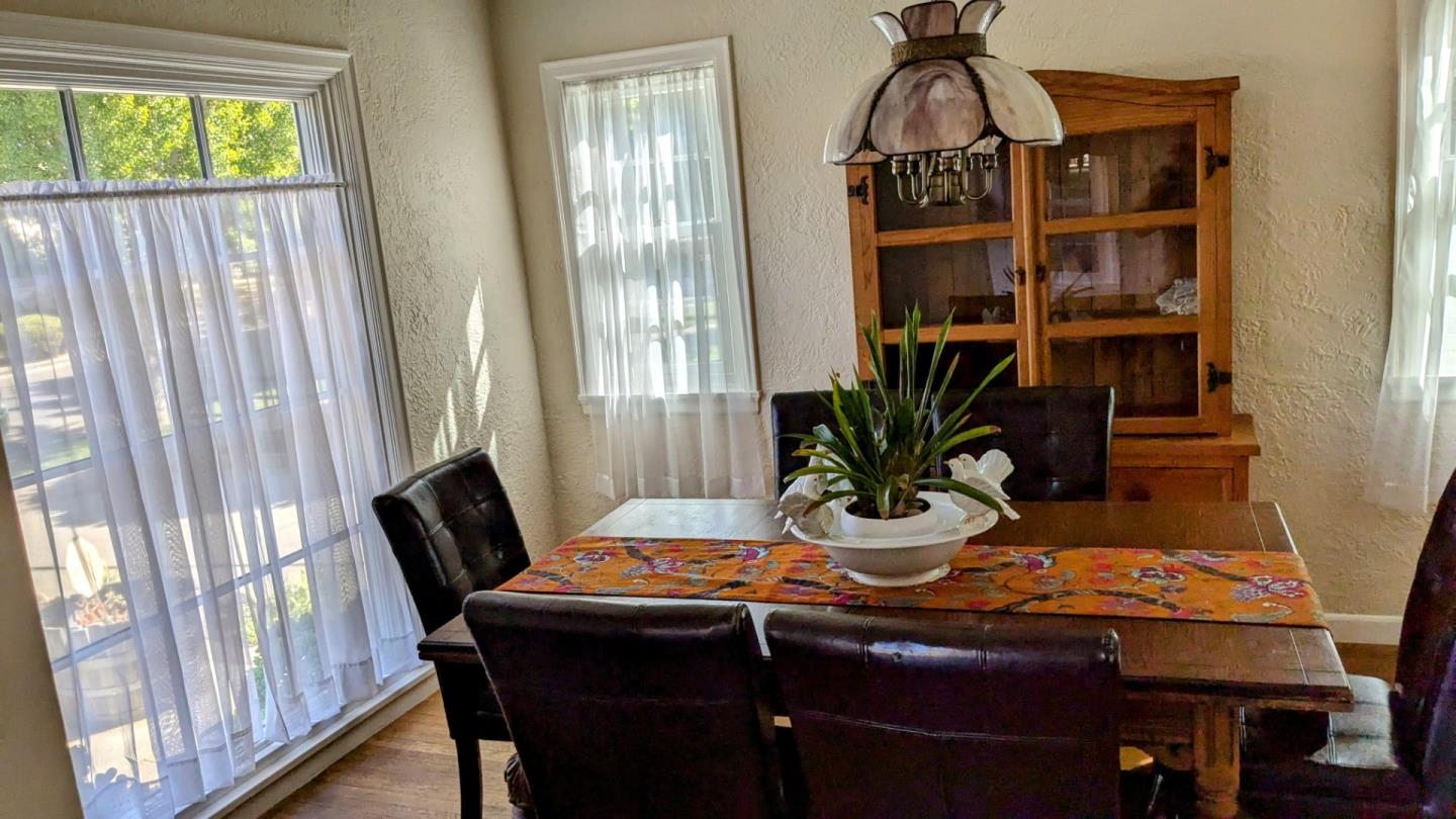 943 Riverside Drive San Jose, CA 95125 - Photo 7 of 13 a view of a dining room with furniture and a potted plant
