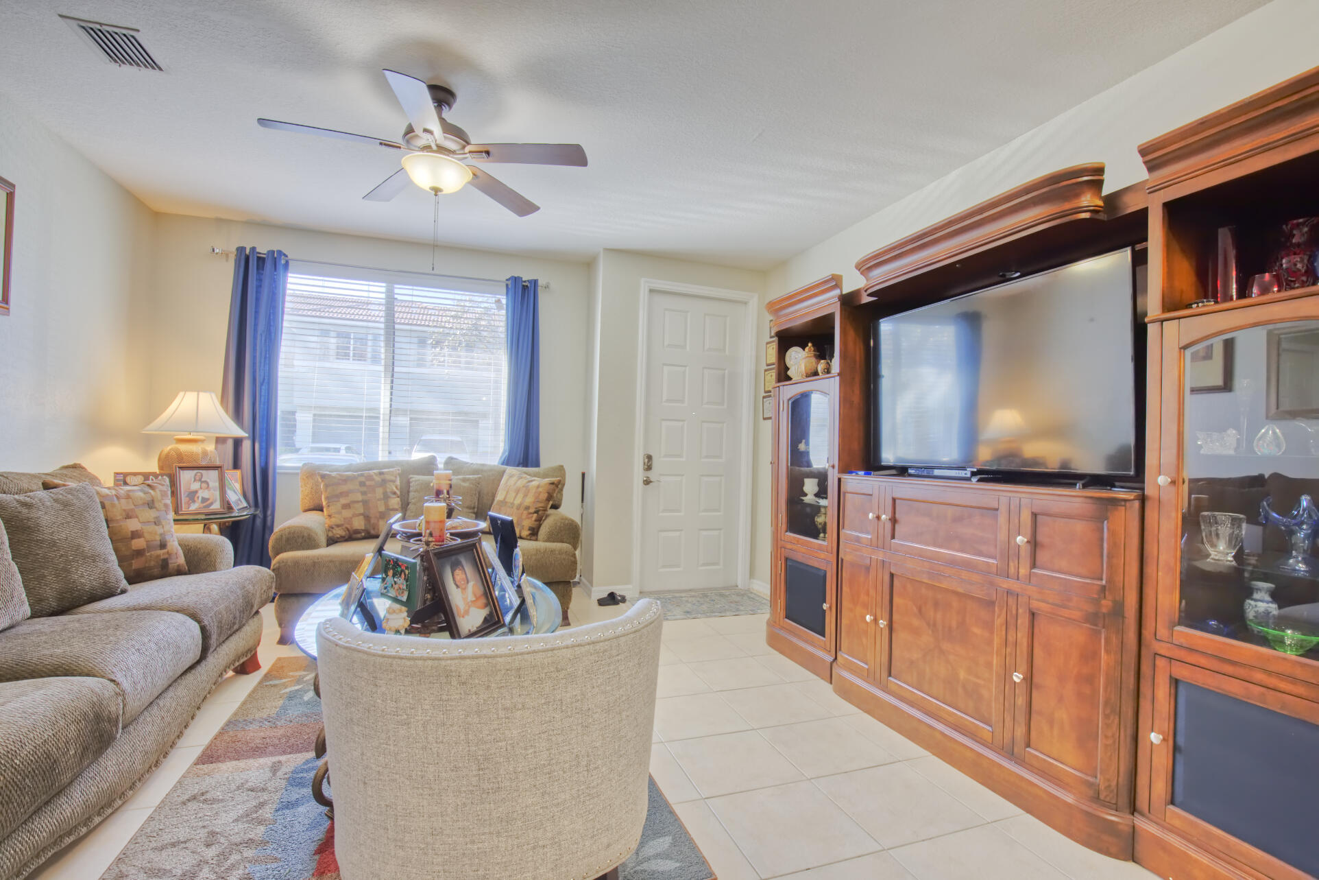 1934 Alamanda Way Riviera Beach, FL 33404 - Photo 4 of 20 Livingroom